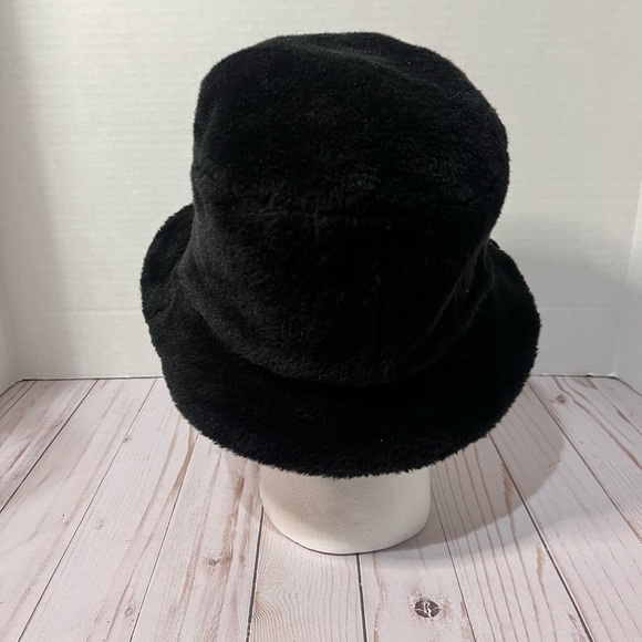 Juicy Couture Plush Teddy Comfort Bucket Hat - Picture 6 of 6